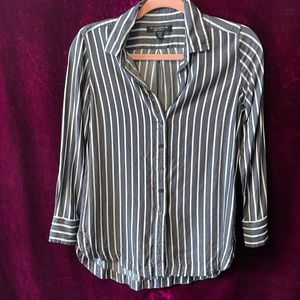 Banana Republic Grey and White Pinstripe Flowey / Soft / Wrinkle Free Button Up